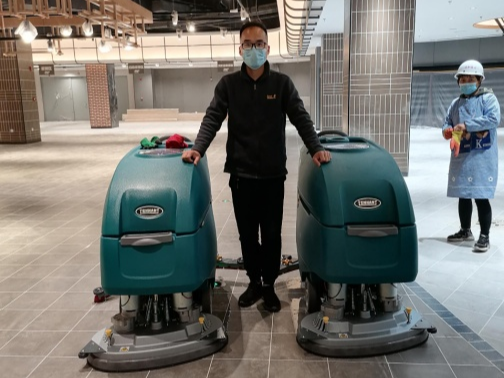 大型商場洗地機(jī)使用時(shí)要注意什么？