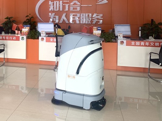這臺工業(yè)用自動掃地機(jī)器人成清潔大贏家，一棟樓都被它 “征服”