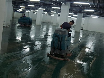青島某小區(qū)地下車庫進(jìn)水，租賃坦能駕駛式洗地機(jī)T17、T7救場